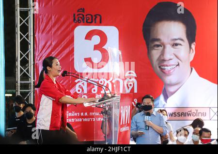 Bangkok, Bangkok, Thailand. 28th Januar 2022. Die letzte Wahlkampfrede der Pheu Thai Party vor der Nachwahl im Wahlkreis 9 in Bangkok, Bezirk Chatuchak - Laksi, von Surachat Thienthong und Parteimitgliedern im Thung Song Hong Community Housing Park. (Bild: © Adirach Toumlamoon/Pacific Press via ZUMA Press Wire) Stockfoto