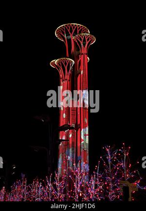 Peking, China. 29th Januar 2022. Das am 29. Januar 2022 aufgenommene Foto zeigt eine Lichtshow im Pekinger Olympiaturm in Peking, der Hauptstadt Chinas. Quelle: Ding Xu/Xinhua/Alamy Live News Stockfoto