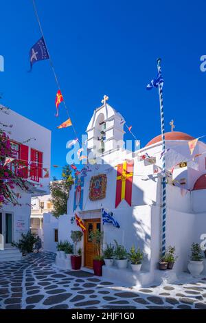 Blick auf die weiß getünchte Kapelle in einer engen Straße, Mykonos-Stadt, Mykonos, Kykladen-Inseln, griechische Inseln, Ägäis, Griechenland, Europa Stockfoto