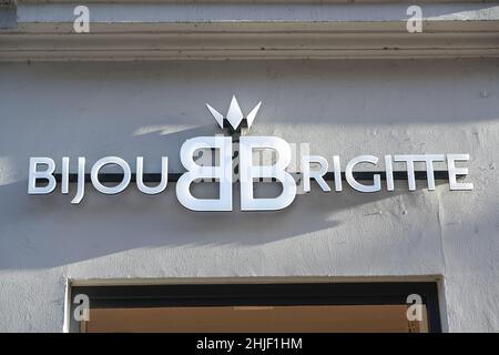 Lübeck, 15. Januar 2022: Bijou Brigitte wirbt mit einem Logo an der Fassade eines Geschäfts, einer Einzelhandelskette für Modeschmuck und Zugang Stockfoto
