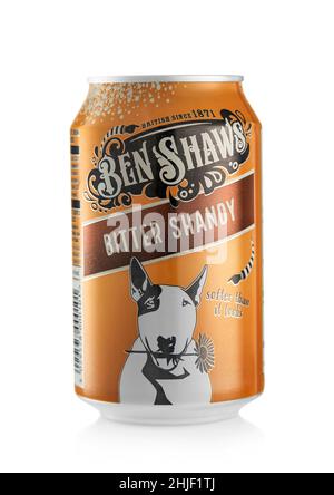 LONDON, Großbritannien - 22. JANUAR 2022: Aluminiumkäntchen des Ben Shaws Bitter Shandy Softdrinks auf Weiß. Stockfoto