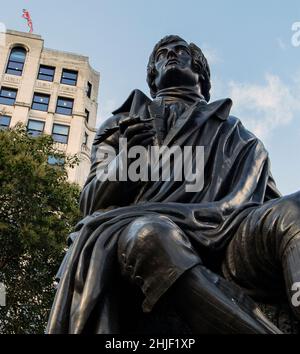 Statue des schottischen Dichters Robert Burns, 1884 von Sir John Robert Steell in den Victoria Embankment Gardens modelliert Stockfoto