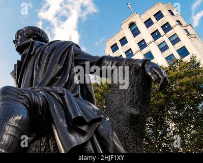 Statue des schottischen Dichters Robert Burns, 1884 von Sir John Robert Steell in den Victoria Embankment Gardens modelliert Stockfoto