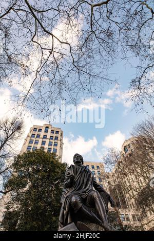 Statue des schottischen Dichters Robert Burns, 1884 von Sir John Robert Steell in den Victoria Embankment Gardens modelliert Stockfoto