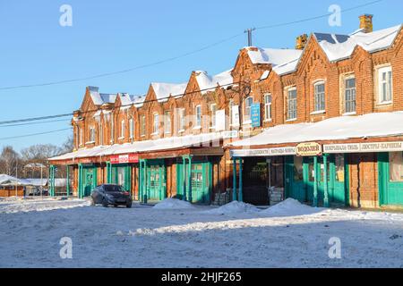 KASHIN, RUSSLAND - 07. JANUAR 2022: Am sonnigen Januartag im alten Gebäude der Einkaufszentren Stockfoto