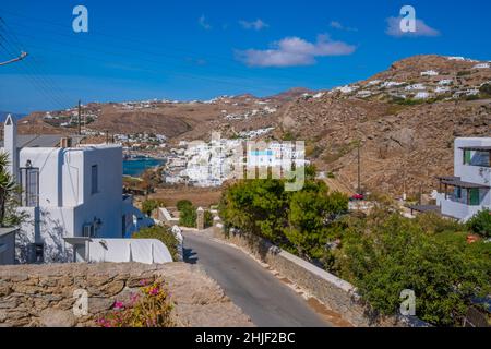 Blick auf den Hügel mit Blick auf New Port, Mykonos-Stadt, Mykonos, Kykladen-Inseln, griechische Inseln, Ägäis, Griechenland, Europa Stockfoto