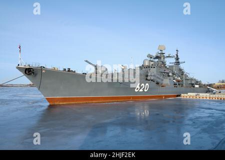 KRONSHTADT, RUSSLAND - 18. JANUAR 2022: Russischer Zerstörer Bespokoyny an einem sonnigen Januartag im Patriot-Park Stockfoto