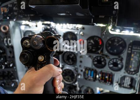 helm of a military helicopter in the pilot's hand. fighter pilot. Inside the attack aircraft. Stockfoto