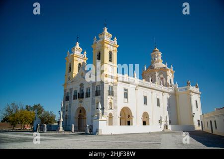 Die Igreja und Santuario de nossa shora d aires in der Nähe des Dorfes Viana do Alentejo in Alentejo in Portugal. Portugal, Viana do Alentejo, Octobo Stockfoto