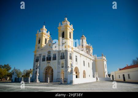 Die Igreja und Santuario de nossa shora d aires in der Nähe des Dorfes Viana do Alentejo in Alentejo in Portugal. Portugal, Viana do Alentejo, Octobo Stockfoto