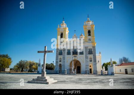 Die Igreja und Santuario de nossa shora d aires in der Nähe des Dorfes Viana do Alentejo in Alentejo in Portugal. Portugal, Viana do Alentejo, Octobo Stockfoto