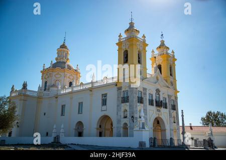 Die Igreja und Santuario de nossa shora d aires in der Nähe des Dorfes Viana do Alentejo in Alentejo in Portugal. Portugal, Viana do Alentejo, Octobo Stockfoto
