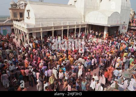 Das berühmte hinduistische Fest der Farbe Holi wurde im berühmten Hinduismus-Tempel von Einheimischen und Reisenden gefeiert Stockfoto