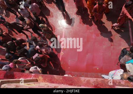 Ansicht von oben von Menschen, die das berühmte hinduistische Fest Holi mit Farben feiern Stockfoto