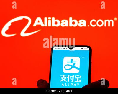 In dieser Abbildung ist das Alipay-Logo auf einem Smartphone-Bildschirm mit dem Alibaba Group-Logo im Hintergrund zu sehen. Stockfoto
