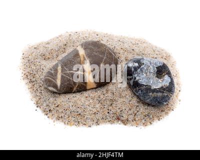 Steine isoliert mit Sand auf weißem Hintergrund Stockfoto