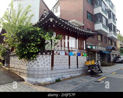 Seoul, Südkorea - 30. APRIL 2018: Straße von Seoul. Seouls Wohngebiet ist sehr ruhig und komfortabel. Stadtbild. Tourismus, Reisen. Stockfoto