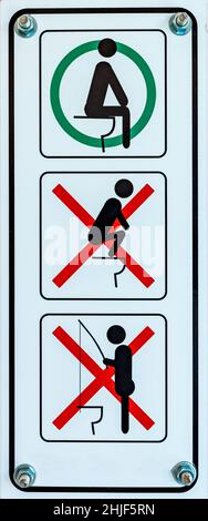 Ein Schild, wie man eine Toilette benutzt Stockfoto