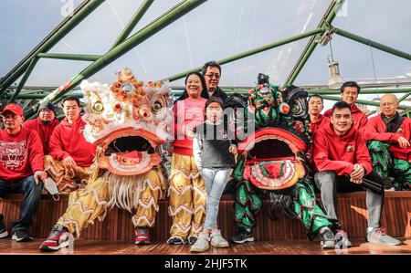 London Großbritannien 29. Januar 2022. Da die Feierlichkeiten zum chinesischen Neujahr in London aufgrund der Pandemie ausgelassen wurden, organisierte Joli Stand in der Borough Market Kitchen einen Löwentanz, der von der Tang PakMei-Gruppe aus Soho London aufgeführt wurde. Erfreuen Sie die große Menge, die an diesem schönen sonnigen Morgen zum Borough Market kommt Paul Quezada-Neiman/Alamy Live News Stockfoto