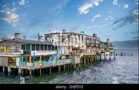 Dock Street Restaurants und Geschäfte auf Stelzen über dem Wasser auf in Cedar Key Florida USA Stockfoto