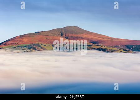 Der Zuckerhut, der über Nebel und eine Wolkeninversion ragt (Crickhowell, Wales, UK) Stockfoto