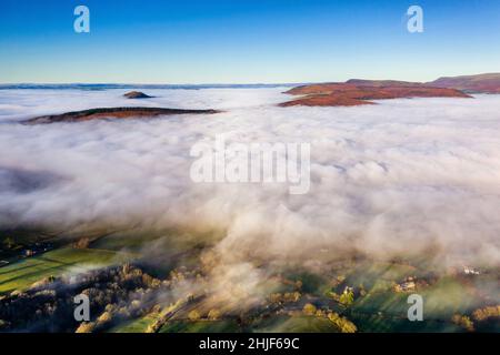 Luftaufnahme von Nebel und Wolken in einem Tal im ländlichen Brecon Beacons, Wales, Großbritannien Stockfoto