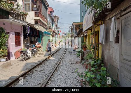 Train Street in der Altstadt von Hanoi, Vietnam, Südostasien Stockfoto