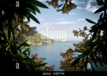 Nahaufnahme eines Hügels in der Nähe des Wassers Stockfoto