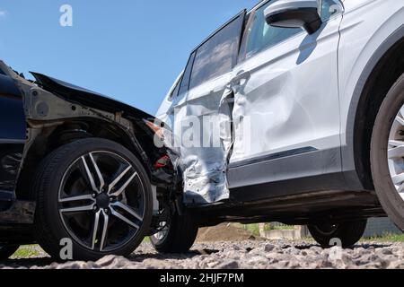 Autos stürzten bei einem Verkehrsunfall nach einem Zusammenstoß auf der Stadtstraße schwer ab. Straßenverkehrssicherheit und Versicherungskonzept. Stockfoto