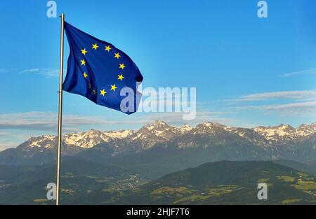 EU-Flagge in den französischen Alpen Stockfoto