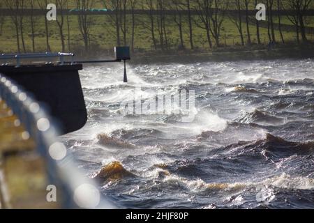 West Yorkshire, Großbritannien. 29th Januar 2022. Wetter in Großbritannien. BAITINGS Reservoir, Ripponden, West Yorkshire, Großbritannien. Sturm Maliks starker Wind peitscht das Wasser im Baitings Reservoir in der Nähe von Ripponden West Yorkshire und erzeugt große Wellen und einen Wassernebel durch die Staudämme. Der Nebel fängt das Sonnenlicht ein und erzeugt einen Regenbogen. Kredit: Windmill Images/Alamy Live Nachrichten Stockfoto