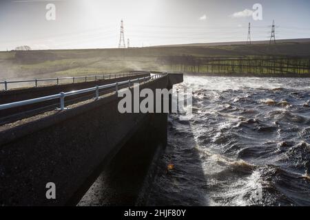 West Yorkshire, Großbritannien. 29th Januar 2022. Wetter in Großbritannien. BAITINGS Reservoir, Ripponden, West Yorkshire, Großbritannien. Sturm Maliks starker Wind peitscht das Wasser im Baitings Reservoir in der Nähe von Ripponden West Yorkshire und erzeugt große Wellen und einen Wassernebel durch die Staudämme. Der Nebel fängt das Sonnenlicht ein und erzeugt einen Regenbogen. Kredit: Windmill Images/Alamy Live Nachrichten Stockfoto