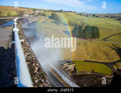 West Yorkshire, Großbritannien. 29th Januar 2022. Wetter in Großbritannien. BAITINGS Reservoir, Ripponden, West Yorkshire, Großbritannien. Sturm Maliks starker Wind peitscht das Wasser im Baitings Reservoir in der Nähe von Ripponden West Yorkshire und erzeugt große Wellen und einen Wassernebel durch die Staudämme. Der Nebel fängt das Sonnenlicht ein und erzeugt einen Regenbogen. Kredit: Windmill Images/Alamy Live Nachrichten Stockfoto