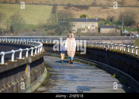 West Yorkshire, Großbritannien. 29th Januar 2022. Wetter in Großbritannien. BAITINGS Reservoir, Ripponden, West Yorkshire, Großbritannien. Sturm Maliks starker Wind peitscht das Wasser im Baitings Reservoir in der Nähe von Ripponden West Yorkshire und erzeugt große Wellen und einen Wassernebel durch die Staudämme. Der Nebel fängt das Sonnenlicht ein und erzeugt einen Regenbogen. Kredit: Windmill Images/Alamy Live Nachrichten Stockfoto