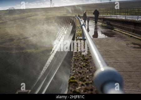 West Yorkshire, Großbritannien. 29th Januar 2022. Wetter in Großbritannien. BAITINGS Reservoir, Ripponden, West Yorkshire, Großbritannien. Sturm Maliks starker Wind peitscht das Wasser im Baitings Reservoir in der Nähe von Ripponden West Yorkshire und erzeugt große Wellen und einen Wassernebel durch die Staudämme. Der Nebel fängt das Sonnenlicht ein und erzeugt einen Regenbogen. Kredit: Windmill Images/Alamy Live Nachrichten Stockfoto