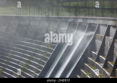 West Yorkshire, Großbritannien. 29th Januar 2022. Wetter in Großbritannien. BAITINGS Reservoir, Ripponden, West Yorkshire, Großbritannien. Sturm Maliks starker Wind peitscht das Wasser im Baitings Reservoir in der Nähe von Ripponden West Yorkshire und erzeugt große Wellen und einen Wassernebel durch die Staudämme. Der Nebel fängt das Sonnenlicht ein und erzeugt einen Regenbogen. Kredit: Windmill Images/Alamy Live Nachrichten Stockfoto