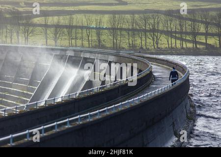 West Yorkshire, Großbritannien. 29th Januar 2022. Wetter in Großbritannien. BAITINGS Reservoir, Ripponden, West Yorkshire, Großbritannien. Sturm Maliks starker Wind peitscht das Wasser im Baitings Reservoir in der Nähe von Ripponden West Yorkshire und erzeugt große Wellen und einen Wassernebel durch die Staudämme. Der Nebel fängt das Sonnenlicht ein und erzeugt einen Regenbogen. Kredit: Windmill Images/Alamy Live Nachrichten Stockfoto