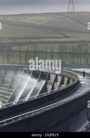 West Yorkshire, Großbritannien. 29th Januar 2022. Wetter in Großbritannien. BAITINGS Reservoir, Ripponden, West Yorkshire, Großbritannien. Sturm Maliks starker Wind peitscht das Wasser im Baitings Reservoir in der Nähe von Ripponden West Yorkshire und erzeugt große Wellen und einen Wassernebel durch die Staudämme. Der Nebel fängt das Sonnenlicht ein und erzeugt einen Regenbogen. Kredit: Windmill Images/Alamy Live Nachrichten Stockfoto