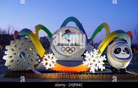 Peking, China. 29th Januar 2022. Das am 29. Januar 2022 aufgenommene Foto zeigt die dekorativen Installationen zum Thema der Olympischen Winterspiele 2022 in Peking auf einem Platz im Bezirk Yanqing in Peking, der Hauptstadt Chinas. Quelle: Ren Chao/Xinhua/Alamy Live News Stockfoto