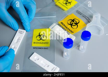 Arzt mit einem Testkit für die Erkrankung COVID-19 oder Coronavirus-Virus Stockfoto