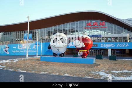 Peking, China. 29th Januar 2022. Das am 29. Januar 2022 aufgenommene Foto zeigt die dekorativen Installationen zum Thema der Olympischen Winterspiele 2022 in Peking am Bahnhof Yanqing im Bezirk Yanqing in Peking, der Hauptstadt Chinas. Quelle: Ren Chao/Xinhua/Alamy Live News Stockfoto