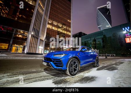 Moskau, russland - 13. Dezember 2020: Premium Crossover lamborghini urus stehen Stadtstraße in der Nacht Innenstadt Stockfoto