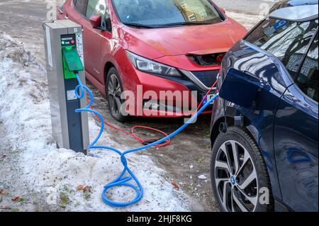 Öffentliche Ladestationen für Elektrofahrzeuge auf einer Wohnstraße in Oslo, Norwegen im Winter, Januar 2022. Stockfoto