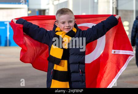 Ein junger Unterstützer von Hull City mit türkischer Flagge, der den neuen Clubbesitzer Acun Ilicali vor dem Sky Bet Championship-Spiel im MKM Stadium, Kingston upon Hull, ehrt. Bilddatum: Samstag, 29. Januar 2022. Stockfoto
