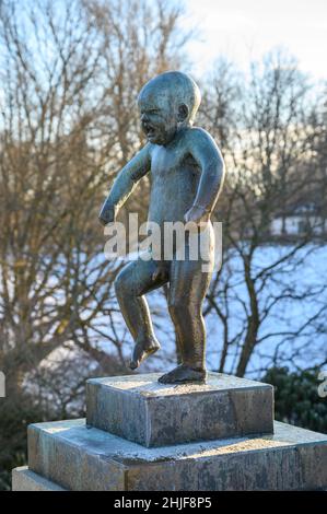 „Sinnataggen“ ist eine berühmte Bronzestatue eines wütenden Jungen des Bildhauers Gustav Vigeland, die im Frogner Park, Oslo, Norwegen, aufgestellt wurde. Stockfoto