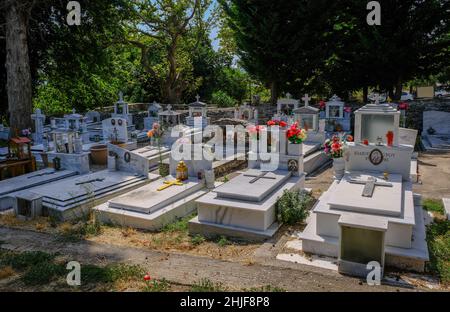 Theologos, Thassos, Griechenland - griechisch-orthodoxer Friedhof mit traditionellen Marmorgräbern im Bergdorf Theologos auf der Insel Thassos. Der Stockfoto