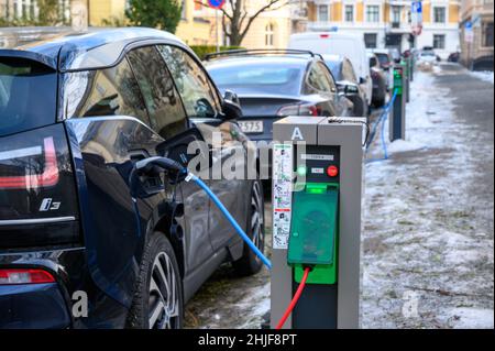 Öffentliche Ladestationen für Elektrofahrzeuge auf einer Wohnstraße in Oslo, Norwegen im Winter, Januar 2022. Stockfoto