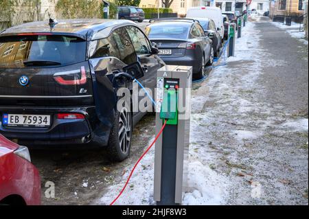 Öffentliche Ladestationen für Elektrofahrzeuge auf einer Wohnstraße in Oslo, Norwegen im Winter, Januar 2022. Stockfoto