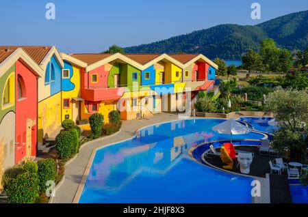 Golden Beach, Skala Panagias, Thassos, Griechenland - Luxushotel direkt am Golden Beach, umgeben von einer waldreichen Landschaft. Stockfoto