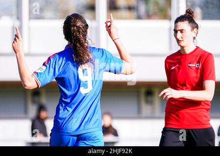 AMSTERDAM, NIEDERLANDE - 29. JANUAR: Fenna Kalma vom FC Twente feiert das erste Tor seiner Seite beim KNVB Beker-Spiel zwischen ASV Wartburgia und FC Twente am 29. Januar 2022 im Sportpark Drieburg in Amsterdam, Niederlande (Foto: Joris Verwijst/Orange Picts) Stockfoto